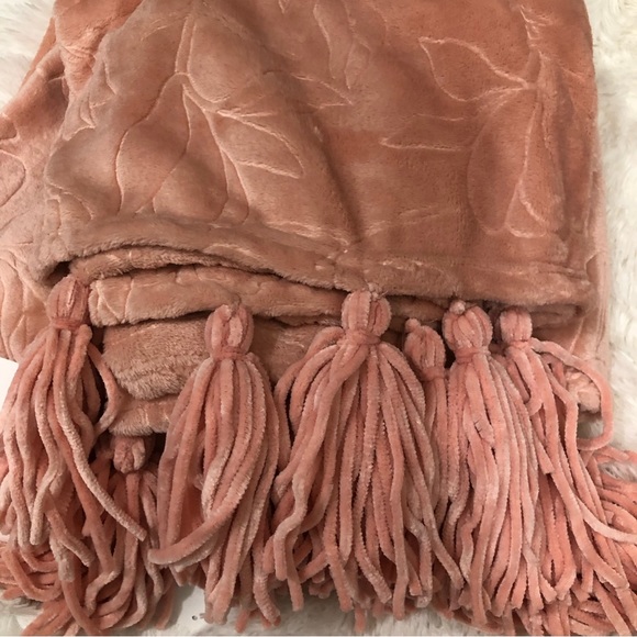 Spring Serenity NWT Embossed Tassel Throw 50 X 60 - Picture 3 of 5